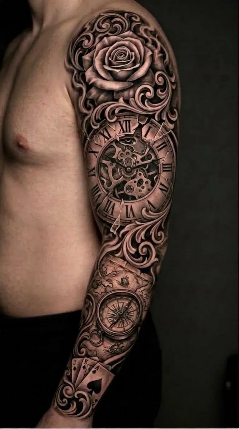 Tatuagem de braço fechado em Realismo B&G com rosa, relógio de bolso, bússola, mapa e cartas de baralho.