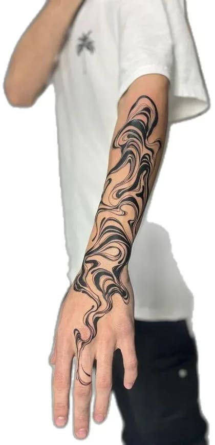 Tatuagem abstrata fluida em preto no braço e mão, com linhas orgânicas e movimento.