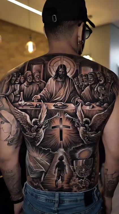 Tatuagem de fechamento de costas em realismo preto e cinza, retratando A Última Ceia, anjos, cruz e uma criança em jornada espiritual.