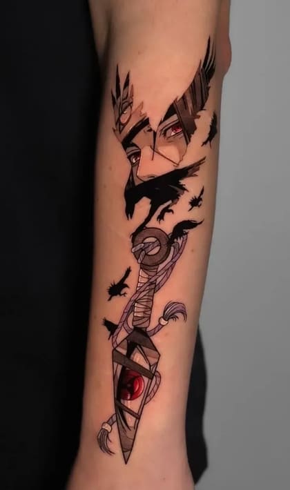 Tatuagem de Itachi Uchiha com Sharingan vermelho, kunai e corvos em estilo anime no braço.
