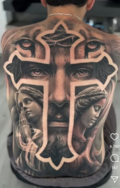 Tatuagem de fechamento de costas realista com Jesus Cristo na cruz, anjos e um leão, em estilo preto e cinza.