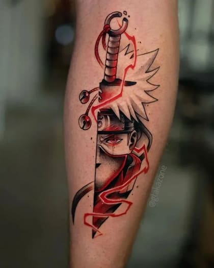 Tatuagem de Kakashi Hatake de Naruto com espada e detalhes em vermelho vibrante, estilo anime e neo traditional na perna.