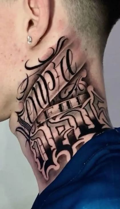 Tatuagem de lettering chicano no pescoço, em preto e cinza, com detalhes de caligrafia elaborada.