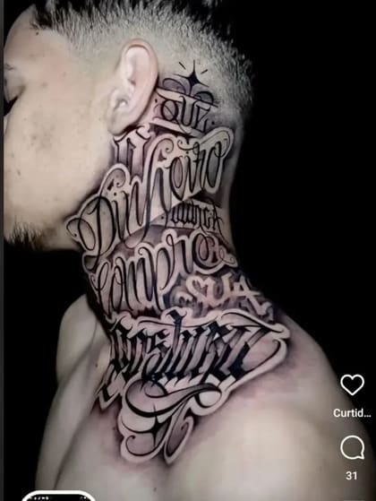 Tatuagem lettering chicano no pescoço e peito com a frase 'Que o dinheiro nunca compre sua humildade' em preto e cinza.