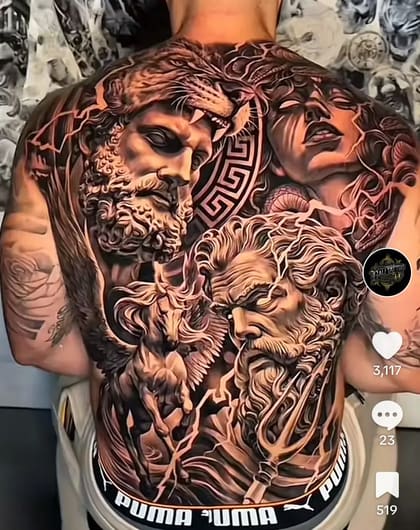 Tatuagem realista de fechamento de costas com Zeus, Medusa, Poseidon e Pegasus em estilo black and grey com detalhes em laranja.