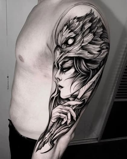 Tatuagem blackwork detalhada de mulher com elmo de águia no braço, estilo fine line e ilustrativo, feita no Brasil.