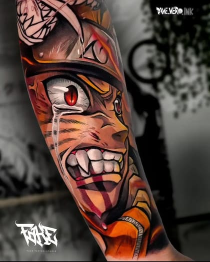 Tatuagem colorida de Naruto Uzumaki em modo Kurama, com olhos vermelhos e presas, estilo anime vibrante no braço.