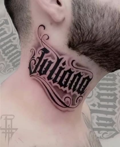 Tatuagem masculina no pescoço com o nome Juliano em estilo Lettering gótico, com sombreamento e ornamentos em preto e cinza.