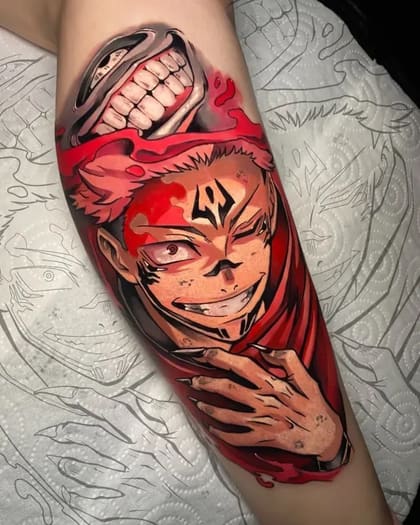 Tatuagem colorida de Sukuna de Jujutsu Kaisen com a máscara de Kaneki de Tokyo Ghoul, estilo anime vibrante.