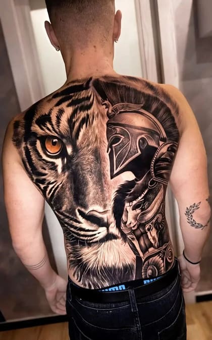 Tatuagem de fechamento de costas com tigre realista e capacete espartano em estilo black and grey, simbolizando força e coragem.
