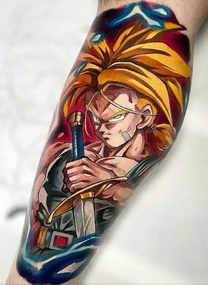 Tatuagem colorida de Trunks Super Saiyan de Dragon Ball Z, segurando sua espada, em estilo anime vibrante no braço.
